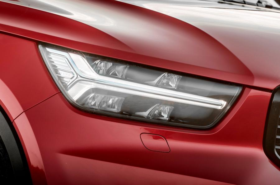 Детали экстерьера Volvo XC40 D4 R-Design 2017 года  (UK) (фото 35 из 40)
